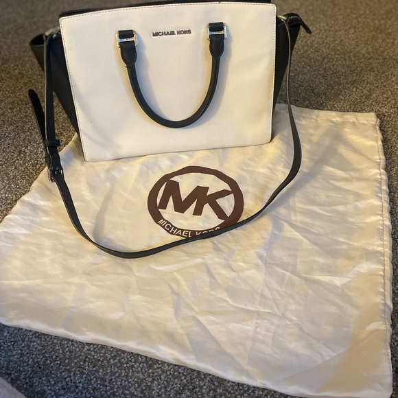 Michael Kors Selma Handbag - Picture 5 of 11